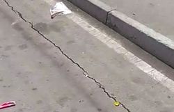 На Киевской–Кулиева возле строящегося здания «Берекет» треснул асфальт и может провалиться (видео)