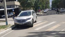 На Калыка Акиева–Сыдыкова водитель «Хонды» припарковался на пешеходном переходе (фото)
