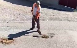 В Кочкор-Ате автодорожники засыпают ямы грунтом с обочины, вместо асфальта (видео)