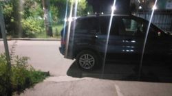 В мкр. Тунгуч водитель «БМВ» припарковался на пешеходном переходе (фото)