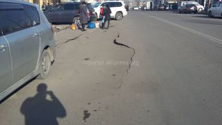 Бишкекчанин недоволен результатами укладки асфальта на ул.Кулиева <i>(фото)</i>