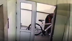 На Медерова–Юнусалиева украли велосипед с 10 этажа (видео)