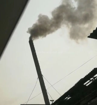 Что за черный дым распространяется с завода «Фрунзе»? - жительница <i>(видео)</i>