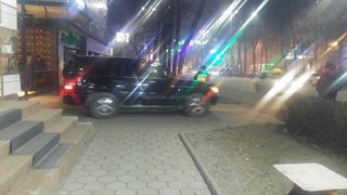 Водитель оставил «Тойоту Ленд Крузер» у въезда во двор на проспекте Манаса и создал неудобства жителям (фото)
