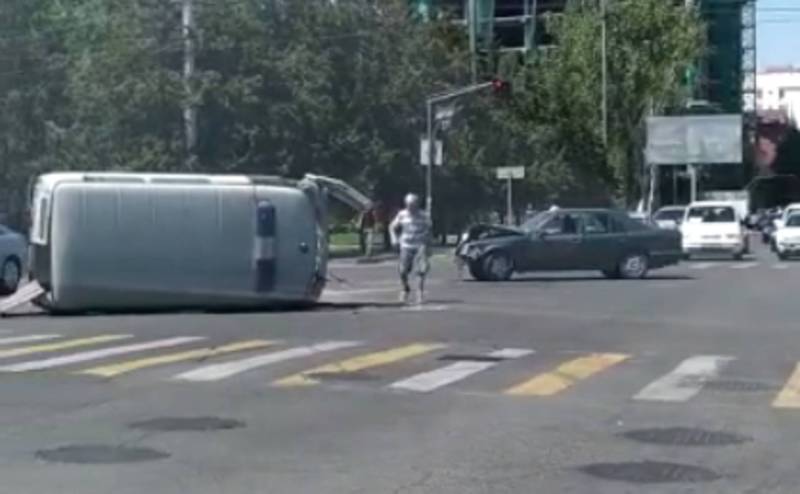 На Фрунзе-Шопокова карета скорой помощи попала в ДТП, она перевернулась (видео)