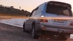 На Иссык-Куле водитель «Тойоты» въехал в озеро (видео)