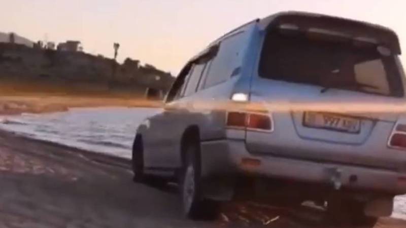 На Иссык-Куле водитель «Тойоты» въехал в озеро (видео)