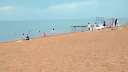 В селе Каджы-Сай на общественном пляже разбросано много мусора (видео)