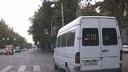На Абдрахманова – Токтогула водитель маршрутки проехал на красный свет светофора (видео)