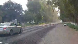 В Тонском районе, не доезжая села Кара-Талаа, дорогу засыпали щебнем, который отскакивает от колес и бьет лобовые стекла авто (видео)
