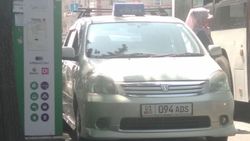 На Чуй - Абдрахманова водитель минивэна с госномером 01KG 094 ADS припарковался на остановке общественного транспорта (фото)