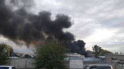 На востоке Бишкека горит склад <i>(фото и видео с места происшествия)</i>