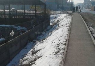 Читатель просит установить ограждение вдоль опасного участка моста на Анкара-Виноградной <i>(фото, видео)</i>