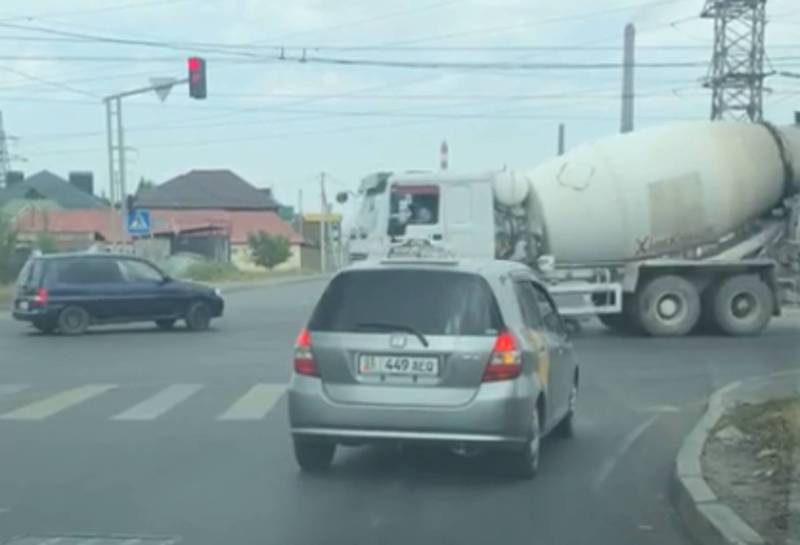 В Бишкеке водитель «Хонды» выехал за стоп-линию на красный свет светофора (видео)