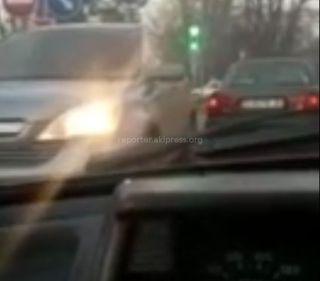 На пересечении Молодой Гвардии и Боконбаева водитель заезжает под мост по встречной <i>(видео)</i>