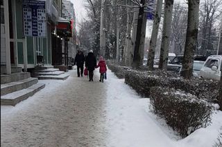 Бишкекчанин просит очистить тротуары от снега (видео)