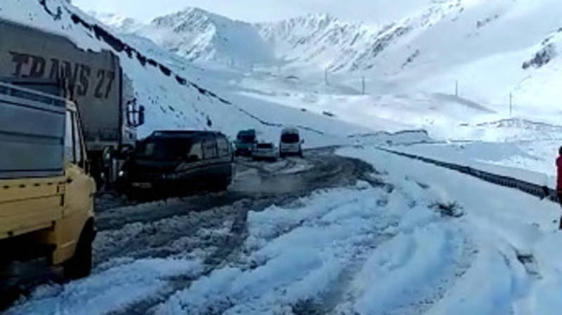 На перевале Төө-Ашуу выпал снег, образовалась пробка (видео)