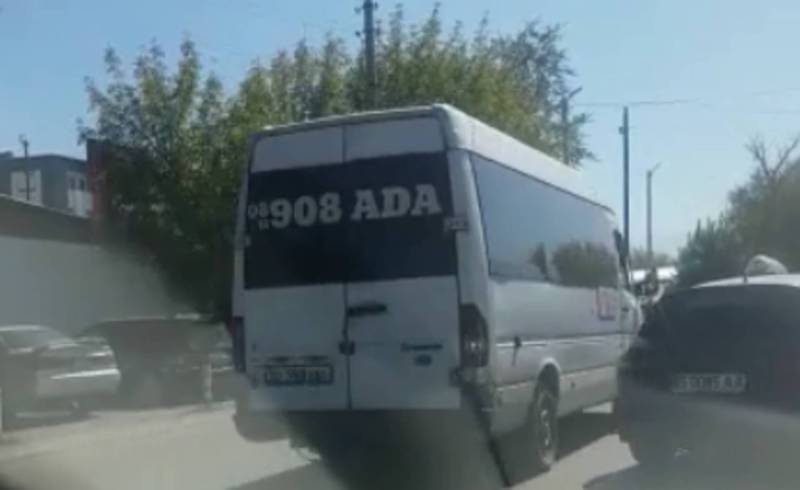 На ул.Асаналиева водители маршрутки и таксисты едут по встречной полосе, рискуя здоровьем пассажиров (видео)