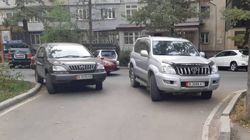 На Киевской - Турусбекова водители припарковались перекрыв въезд во двор (фото)