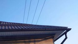 Жители села Гавриловка просят переместить электропровода, проходящие над крышами 14 домов (фото)