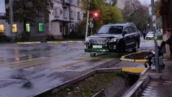 На Московской - Исанова водитель «Лексуса» припарковался на пешеходном переходе (фото)