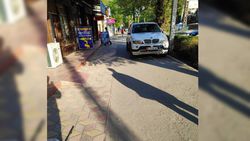 На Московской по тротуару постоянно ездят машины, - горожанин