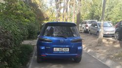 На ул.Тыныстанова водитель «Мазды» припарковался на тротуаре (фото)