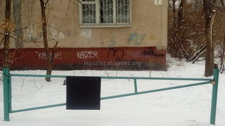 Бишкекчанин просит демонтировать шлагбаум в 10 мкр (фото)