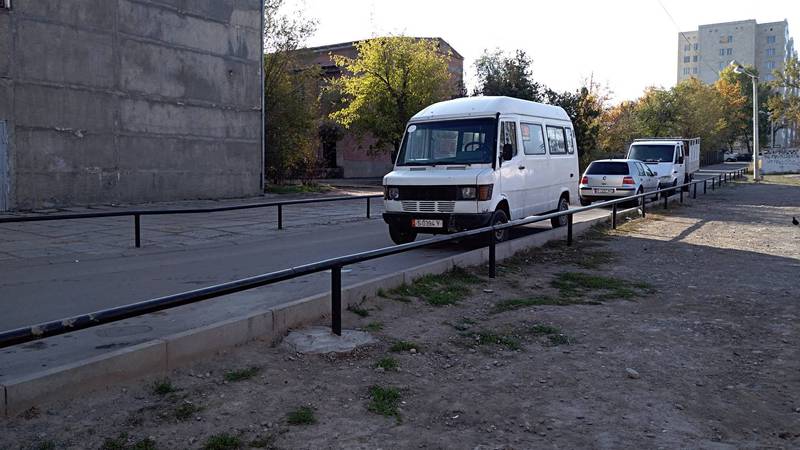 Законно ли установили ограждения вдоль дороги на Анкара-Валиханова? Фото