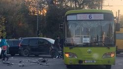 На Ахунбаева-Малдыбаева столкнулись автобус №6 и «Тойота Виш» <i>(фото)</i>