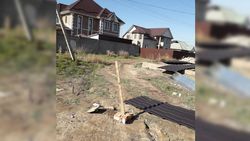 Жители жилмассива Алтын-Ордо Новопавловки просят на пустом участке построить детскую площадку