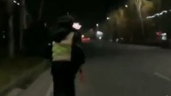 Видео — Сотрудник патрульной милиции убежал от человека, который пытался снять его на телефон