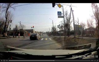 На Бакаева-Алтымышева водитель «Тойоты», проигнорировав школьников на «зебре», проехал на красный сигнал светофора <i>(видео)</i>