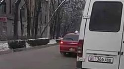 На Московской-Эркиндик автомобиль выехал на встречную полосу <i>(видео)</i>