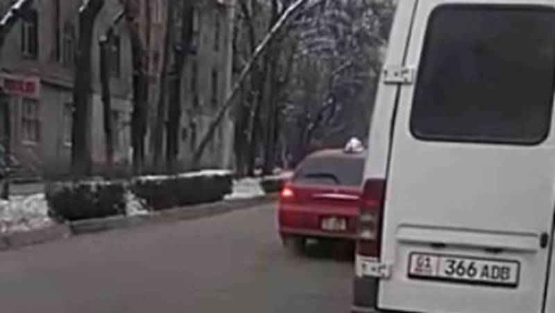 На Московской-Эркиндик автомобиль выехал на встречную полосу (видео)