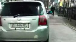 На проспекте Чуй «Тойоту» припарковали на тротуаре <i>(видео)</i>