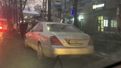 На Абдрахманова-Московской «Мерседес» припарковали на остановке <i>(фото)</i>