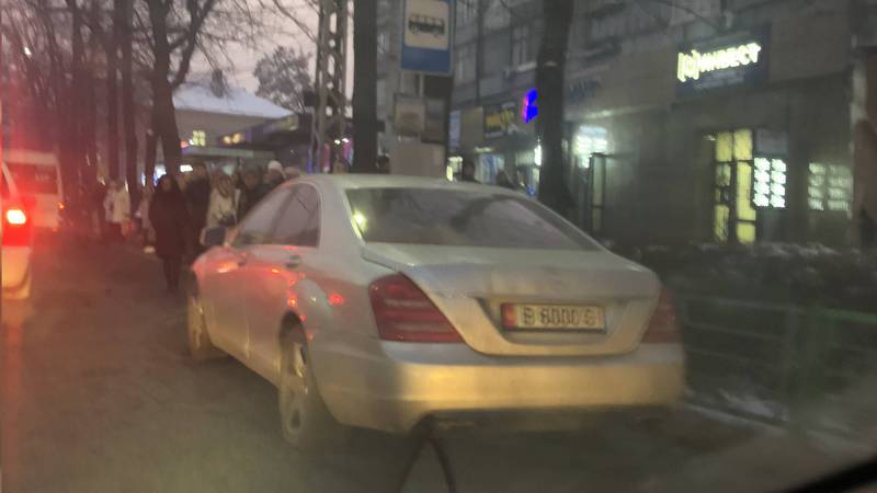 На Абдрахманова-Московской «Мерседес» припарковали на остановке (фото)