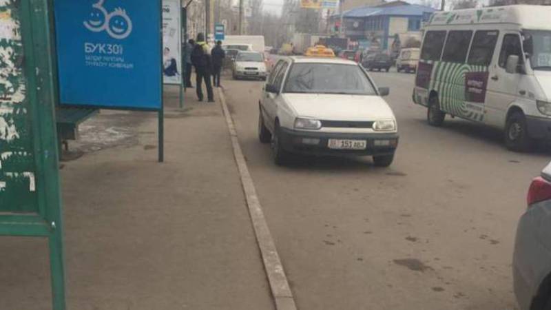 На улице Ауэзова водители паркуются на остановке (видео, фото)