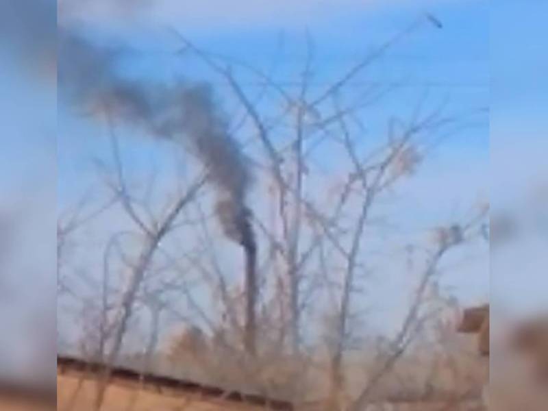 Густой, черный дым идет из трубы предприятия в Романовке
