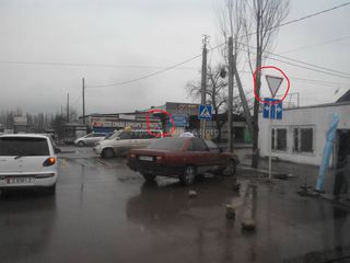 На перекрестке Саадаева-Орозбекова установлены два одинаковых знака с двух сторон улицы, - бишкекчанин