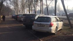 На Байтик Баатыра - Масалиева машины паркуют на газоне <i>(фото)</i>