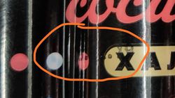 Покупатели жалуются, что на упаковке сосисок «Тойбосс» срок годности печатается черным шрифтом на черном фоне <i>(фото)</i>