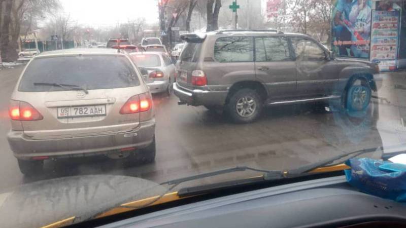 На Ибраимова-Жумабека припаркованный «Лексус» мешает дорожному движению