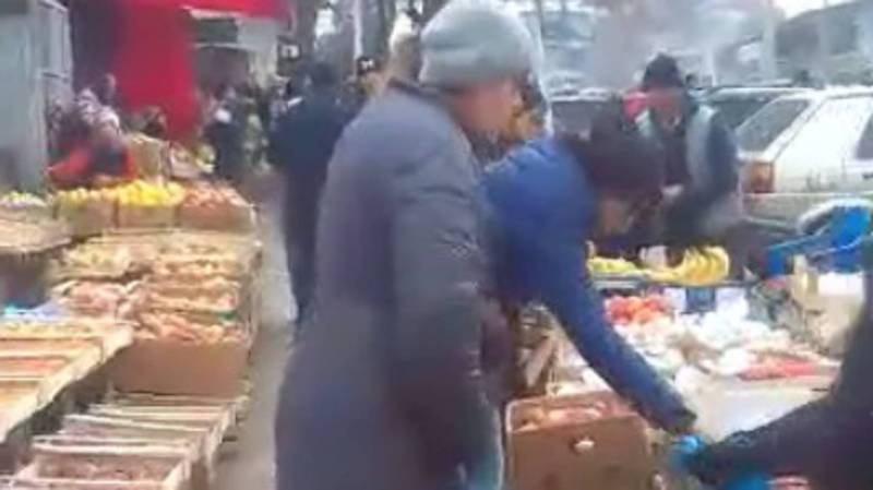 Торговцы оккупировали тротуар на центральной улице в Кызыл-Кие