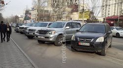 На ул.Исанова машины припарковали на тротуаре. Фото