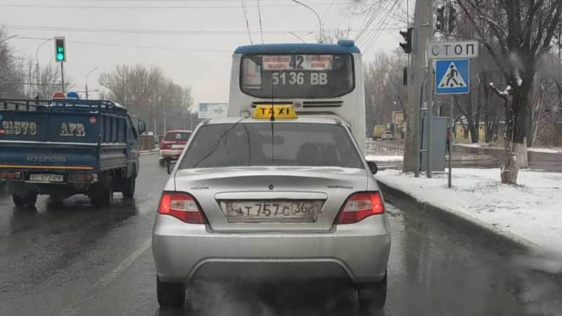В Бишкеке таксуют на машине с иностранными номерами. Фото
