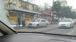 На ул.Юнусалиева такси припарковали на остановке <i>(фото)</i>