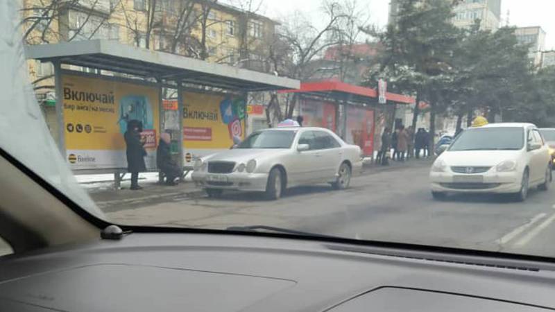 На ул.Юнусалиева такси припарковали на остановке (фото)