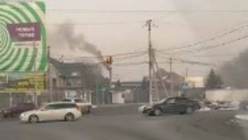 На ул.Кайыкова в Бишкеке из трубы здания идет густой, черный дым. Видео